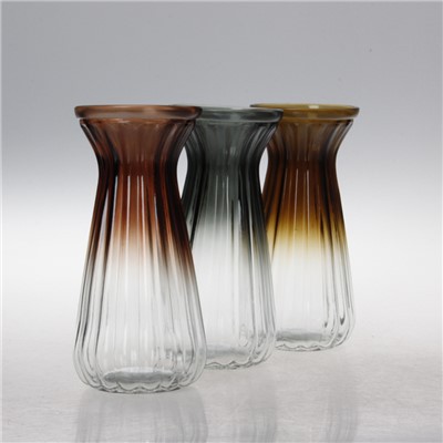 Vasos de vidro coloridos retrô